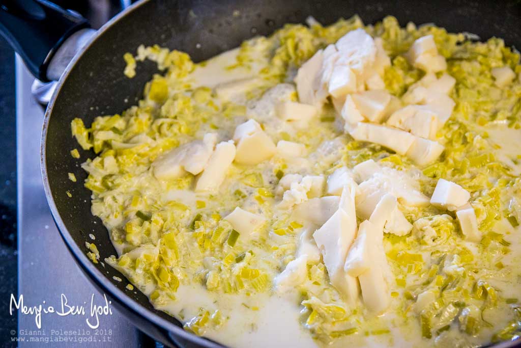 Preparazione crema di porri e taleggio in padella antiaderente