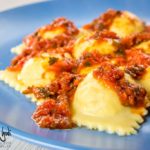Ravioli di scorfano con sugo di pomodorini, aglio e prezzemolo