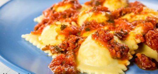 Ravioli di scorfano con sugo di pomodorini, aglio e prezzemolo