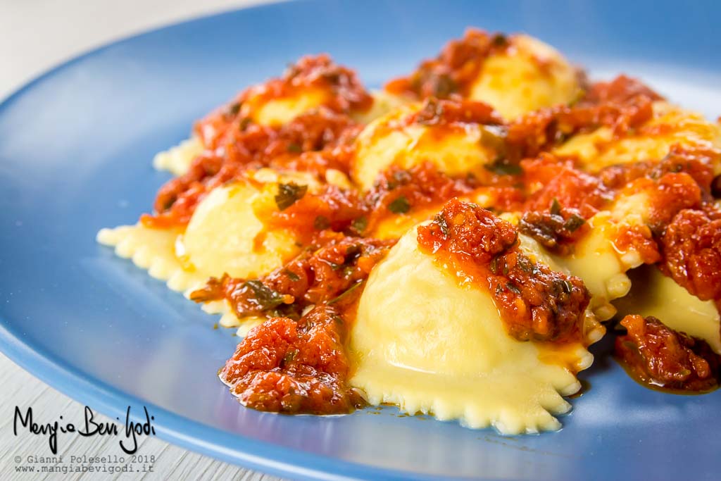 Ravioli di scorfano con sugo di pomodorini, aglio e prezzemolo