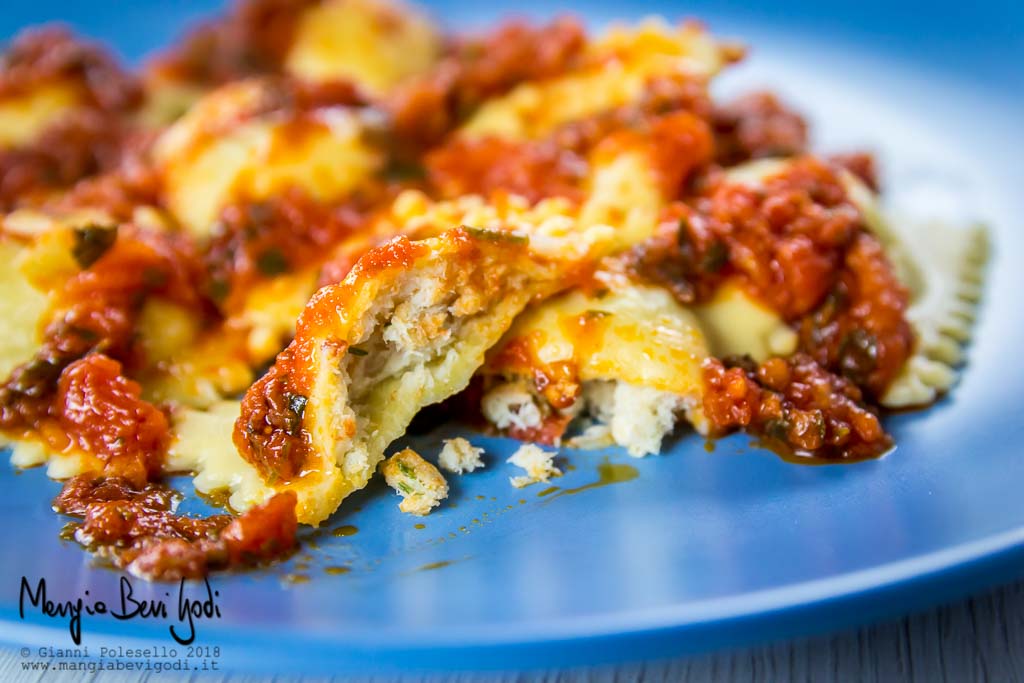 Ravioli di scorfano con sugo di pomodorini, aglio e prezzemolo