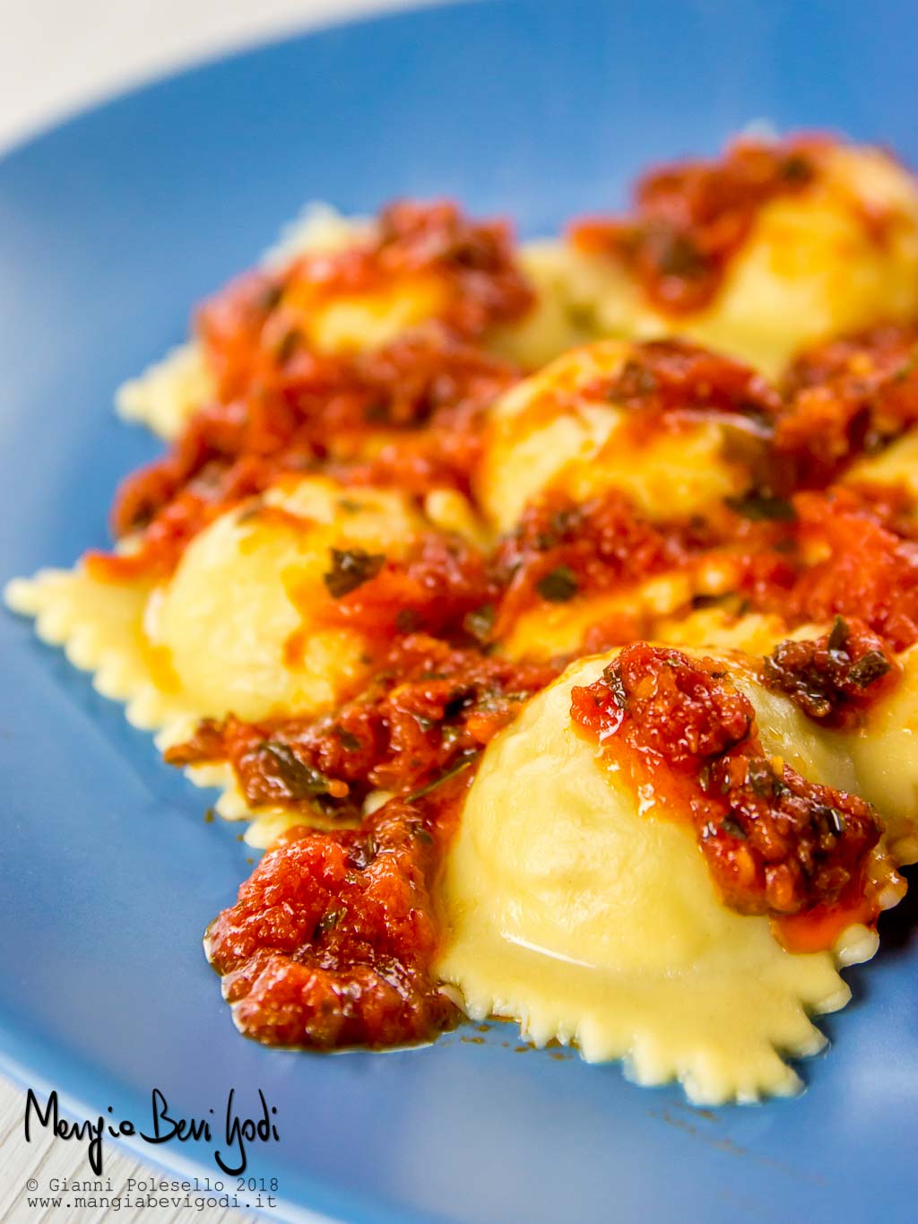 Ravioli di scorfano con sugo di pomodorini, aglio e prezzemolo
