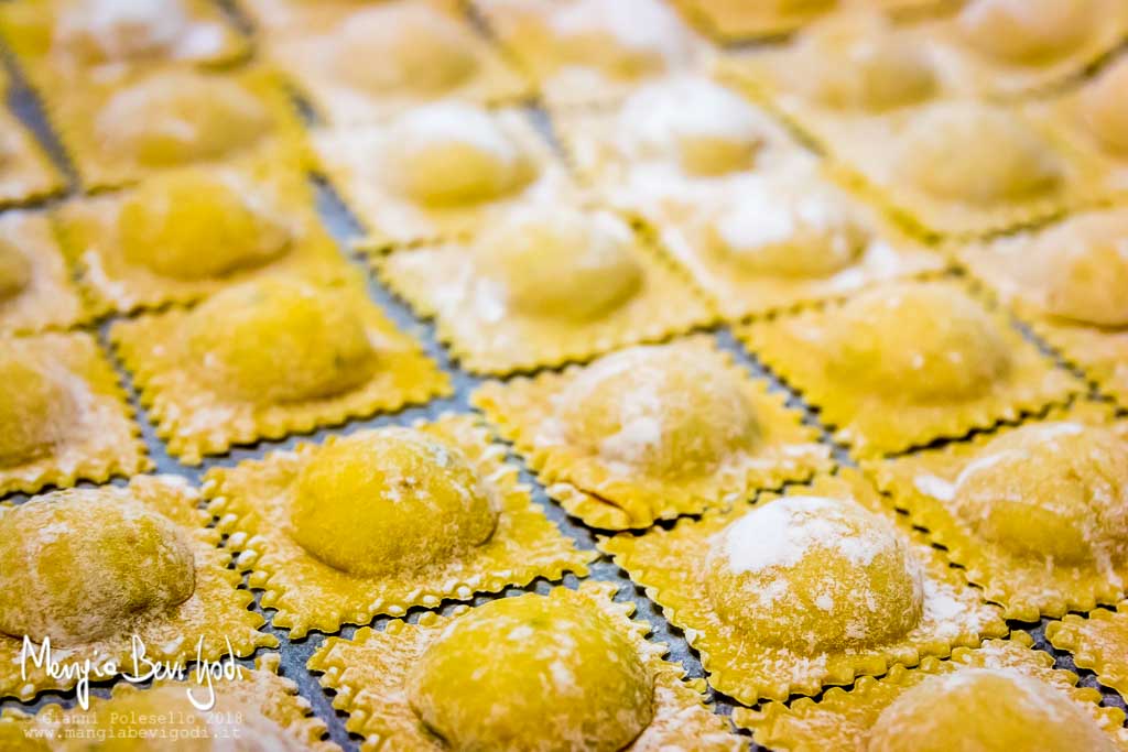 Disporre i ravioli sopra una teglia ricoperta di carta da forno infarinata