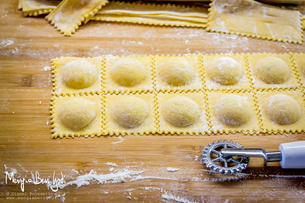 Tagliare i singoli ravioli con una rotella tagliapasta