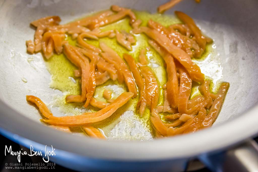 Cottura salmone affumicato a striscioline in padella di alluminio