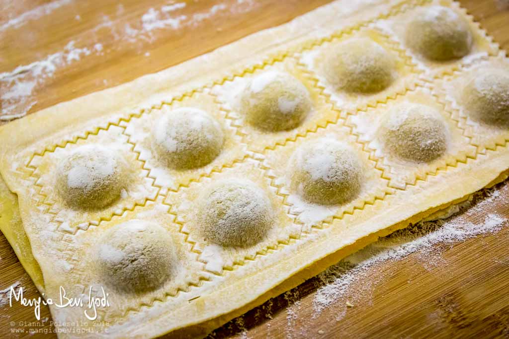 Tagliare i singoli ravioli seguendo il segno lasciato dallo stampo