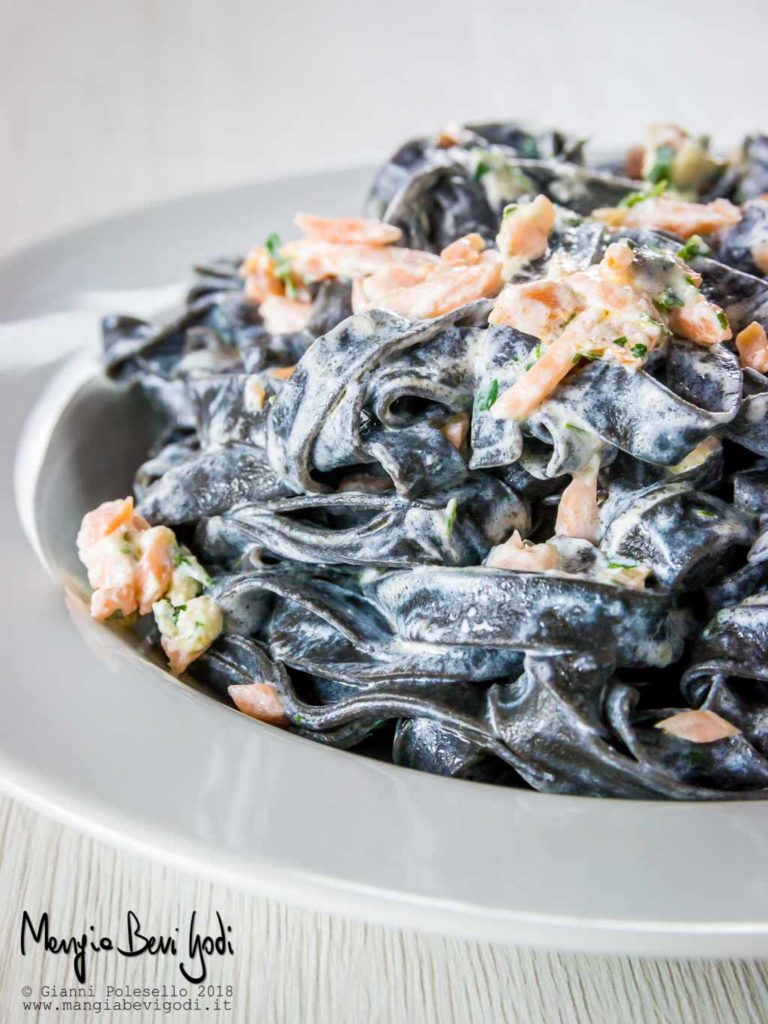 Tagliatelle panna e salmone con nero di seppia