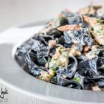Tagliatelle panna e salmone con nero di seppia