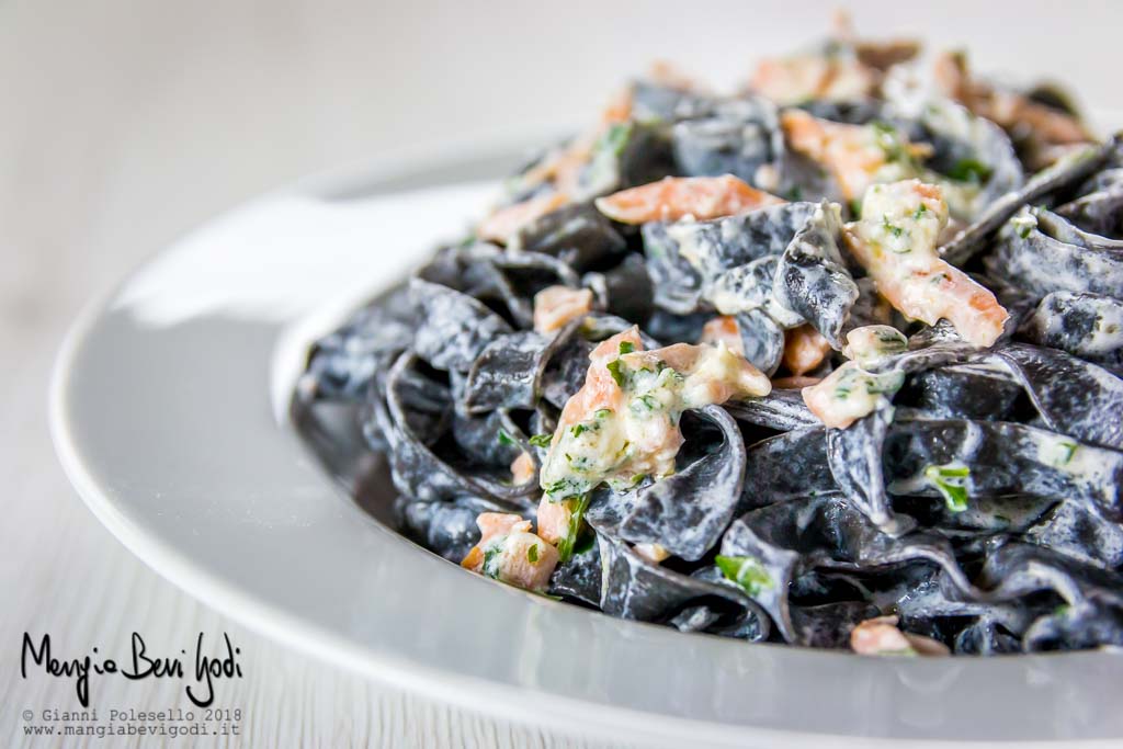 Tagliatelle panna e salmone con nero di seppia