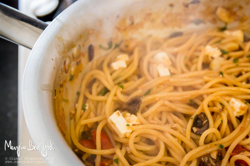 Cottura risottata dei vermicelli in padella di alluminio insieme al sugo