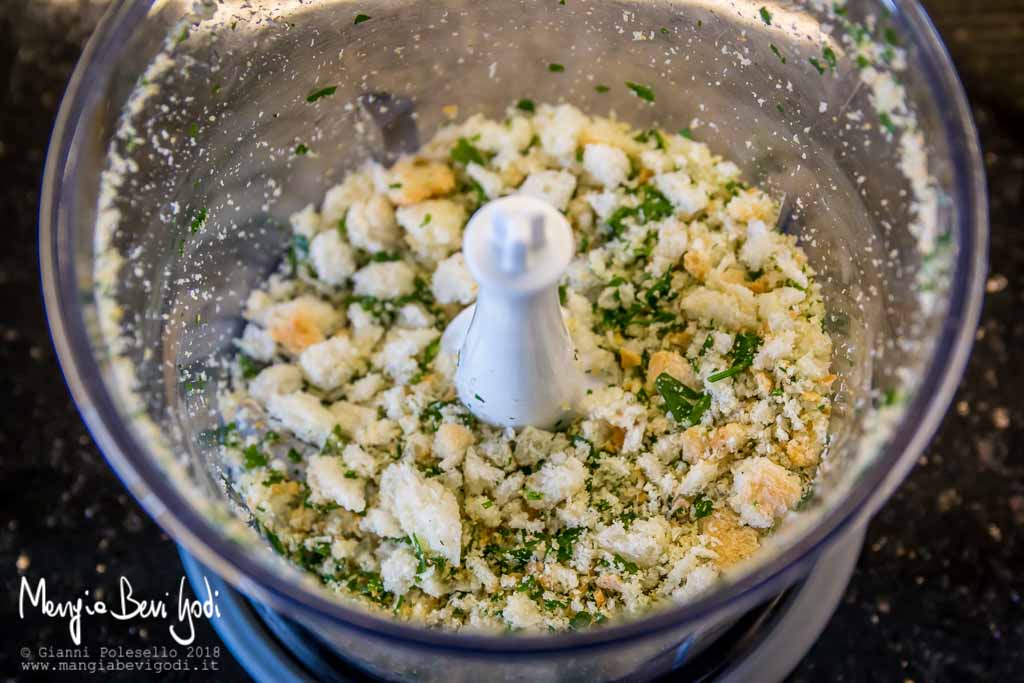 Frullare la mollica con il prezzemolo e l'aglio