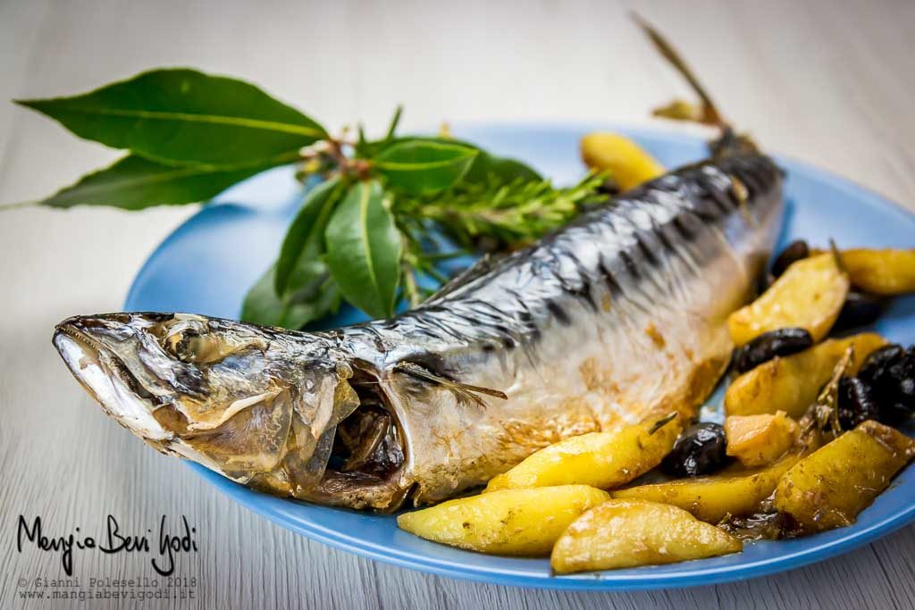 Sgombro in padella alla cacciatora con patate a spicchi