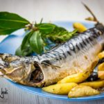 Sgombro in padella alla cacciatora con patate a spicchi