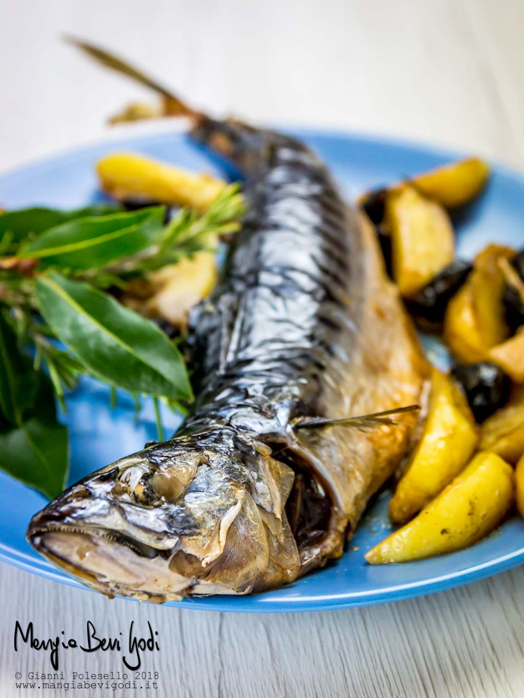 Sgombro in padella alla cacciatora con patate a spicchi