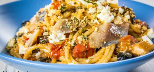 Vermicelli con aringa, pomodorini, feta e olive nere