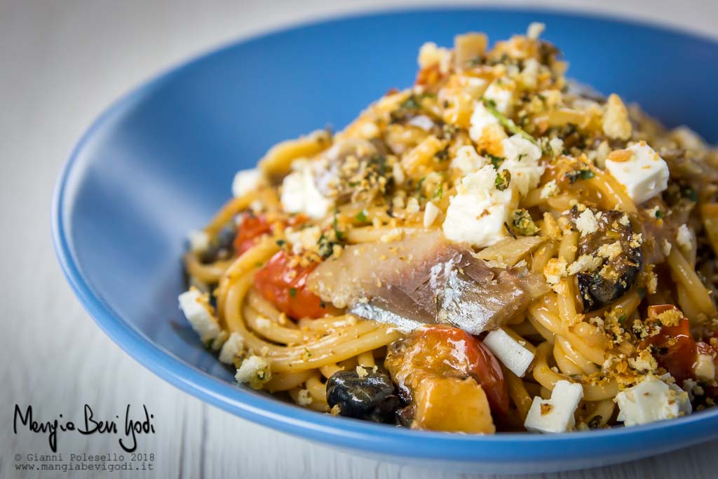 Vermicelli con aringa, pomodorini, feta e olive nere 