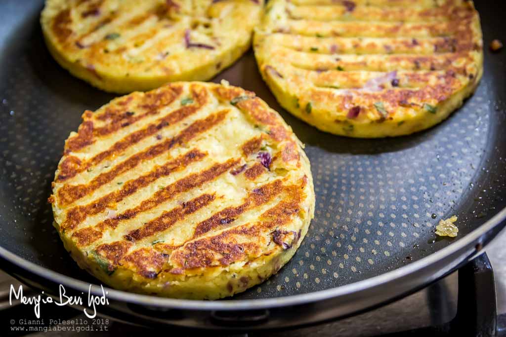 Cottura hamburger di patate in padella antiaderente