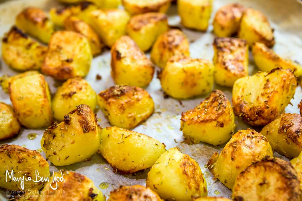 Cottura delle patate su teglia da forno