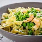 Farfalle con piselli e gamberetti