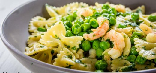 Farfalle con piselli e gamberetti