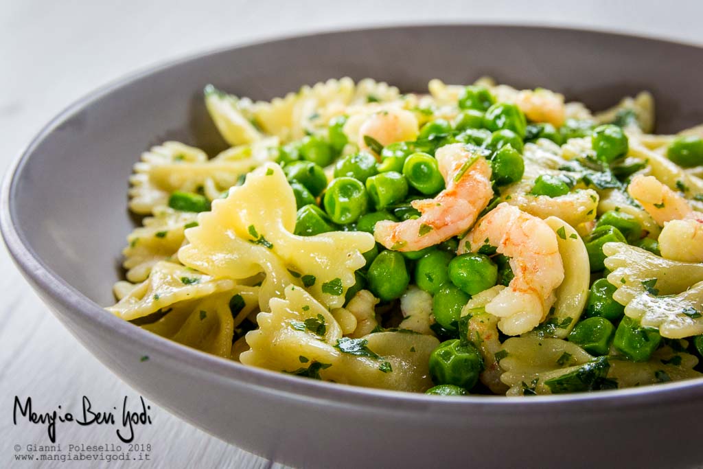 Farfalle con piselli e gamberetti