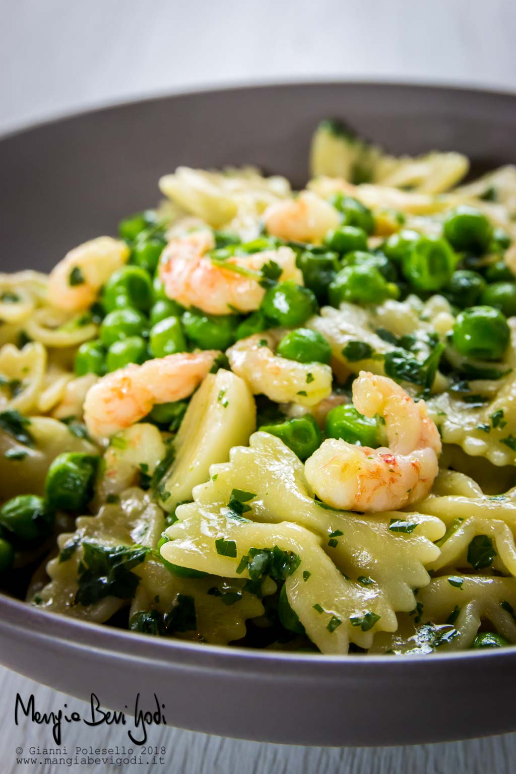 Farfalle con piselli e gamberetti