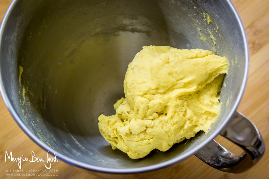 Impasto per pasta fresca dentro ciotola metallica