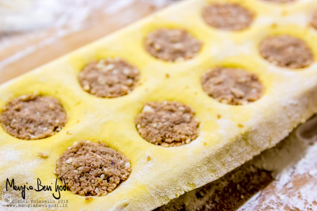 Preparazione ravioli di carne