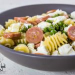 Radiatori con wurstel, feta e piselli