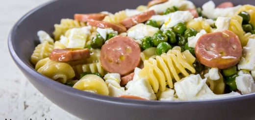 Radiatori con wurstel, feta e piselli