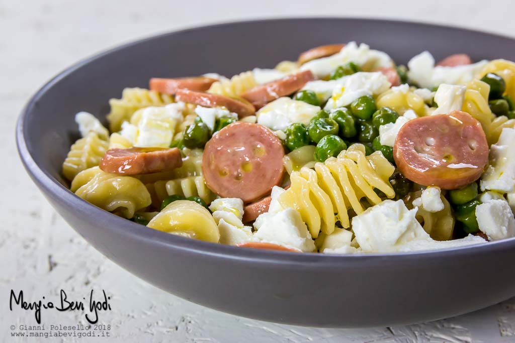 Radiatori con wurstel, feta e piselli