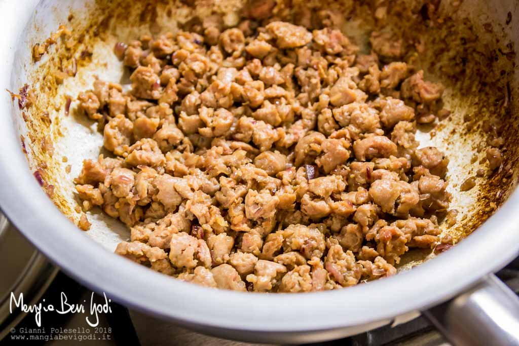 Preparazione ripieno di carne per agnolotti