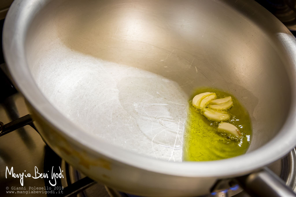 Soffritto di aglio e olio in padella di alluminio inclinata