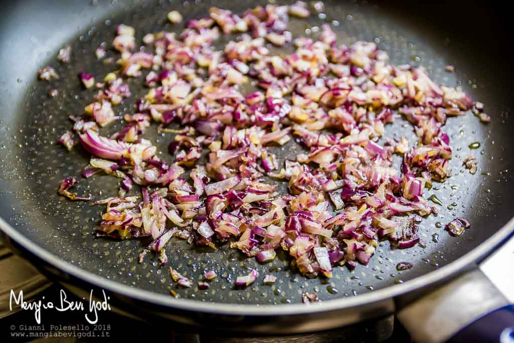 Preparazione soffritto di cipolla rossa in padella antiaderente