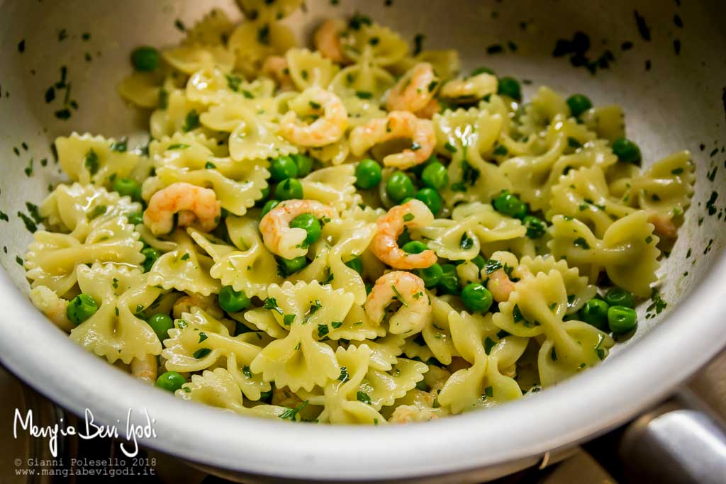 Spadellare la pasta con piselli e gamberetti