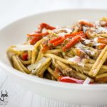 Spaghettoni con tonno, peperoni e patè di olive nere