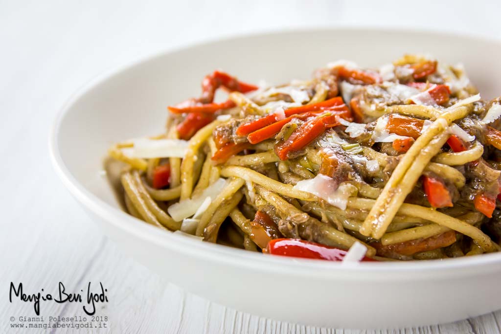 Spaghettoni con tonno, peperoni e patè di olive nere