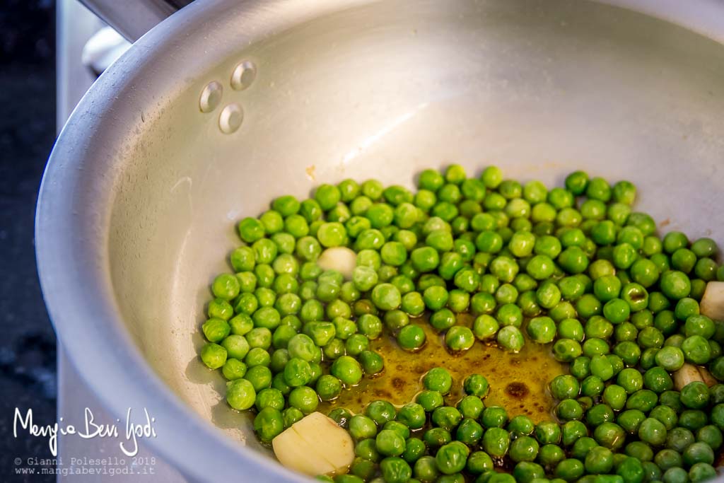 Cottura piselli surgelati in padella di alluminio con salsa di soia