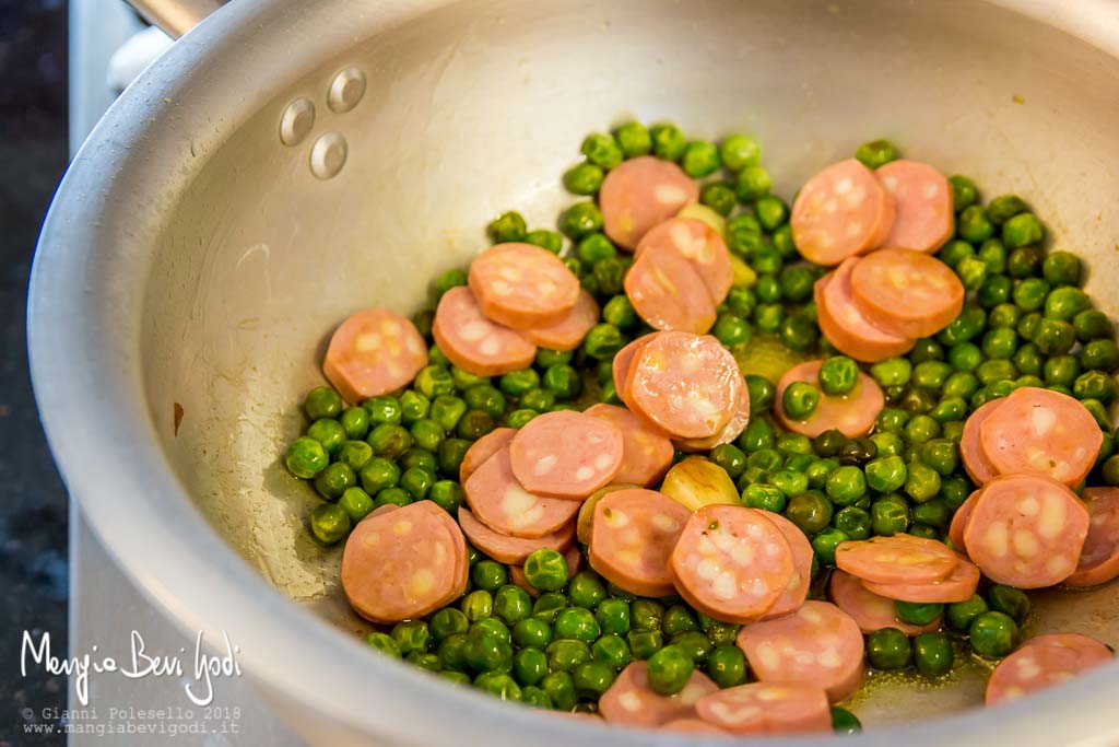 Cottura sugo di wurstel e piselli in padella di alluminio