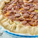 Torta salata con wurstel, porri e taleggio