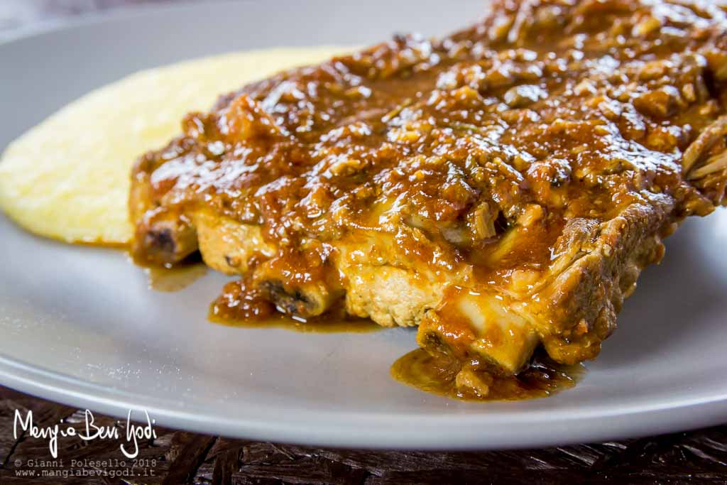 Costine di maiale in umido con funghi e polenta