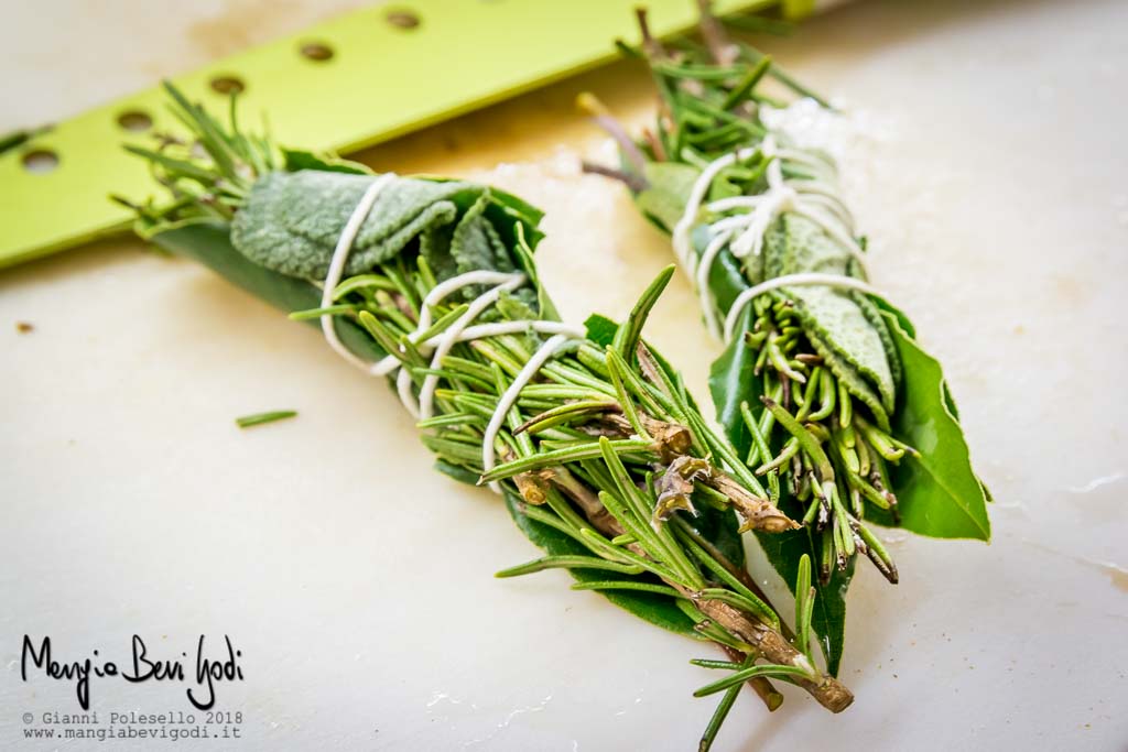 Mazzetto di rosmarino, salvia e alloro legato con spago da cucina