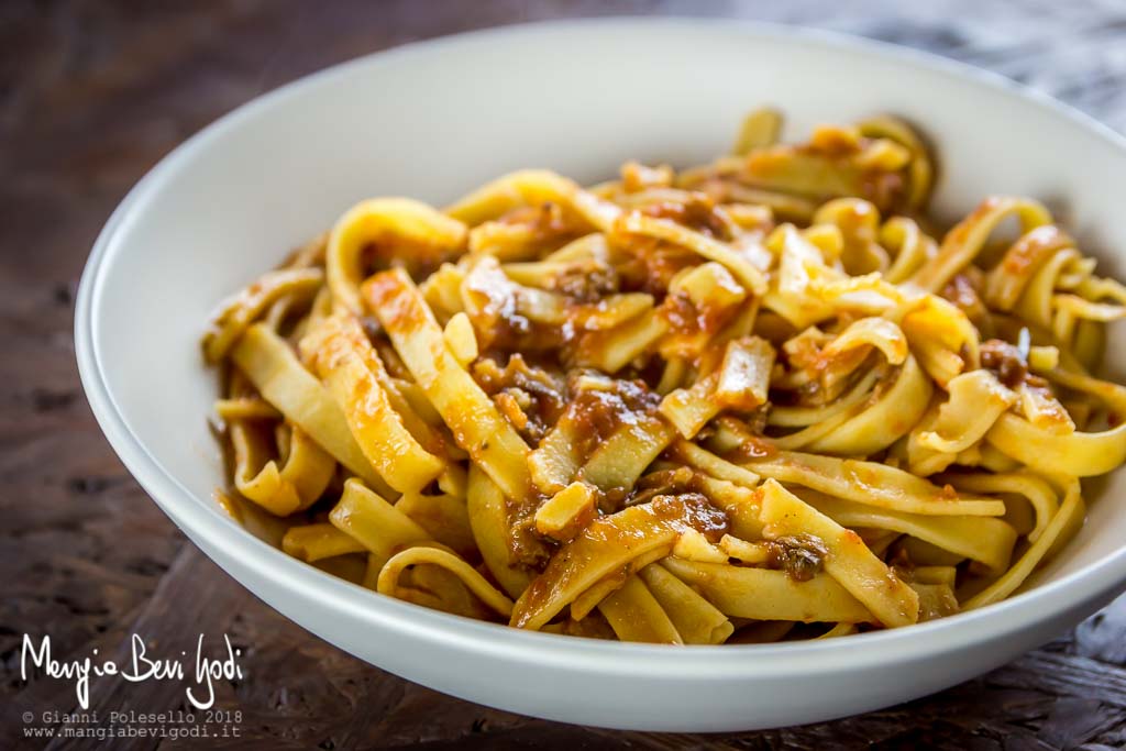 Tagliatelle con ragù di costine