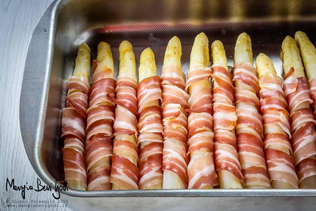 Asparagi avvolti in pancetta in teglia da forno