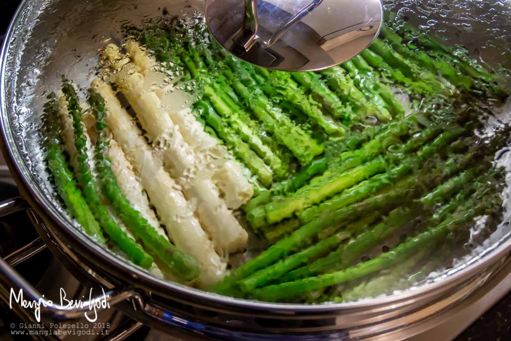 Cucinare gli asparagi a vapore