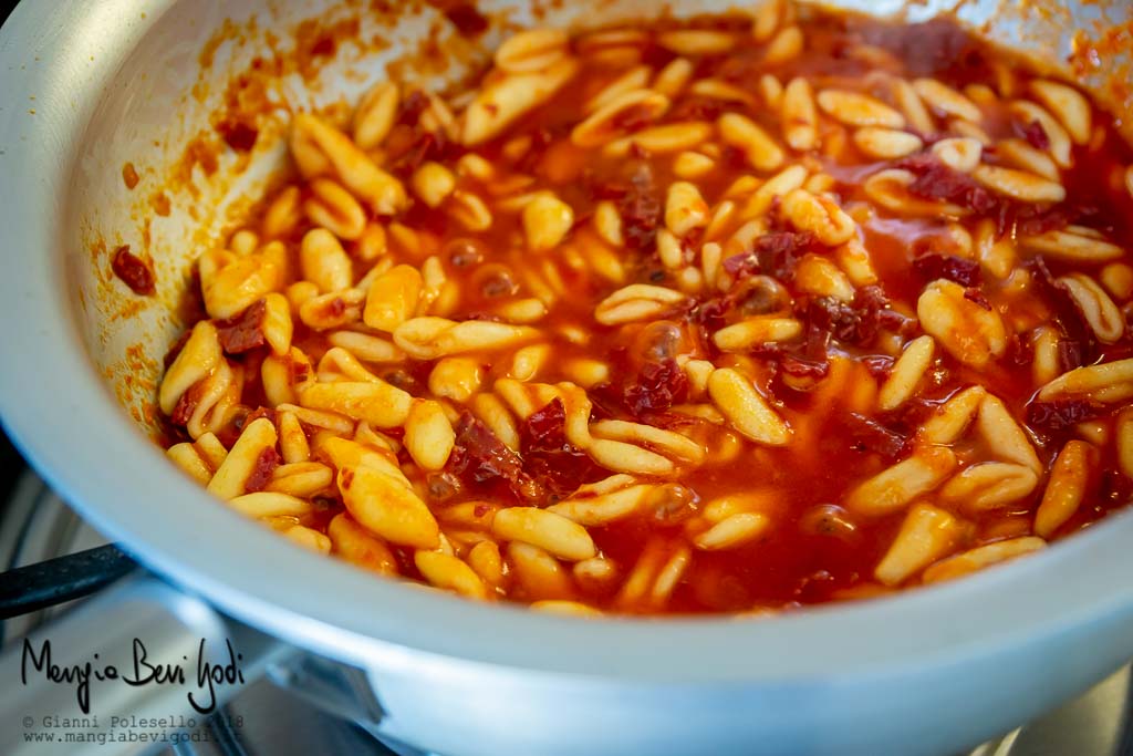 Cottura pastasciutta con sugo di bresaola in padella di alluminio