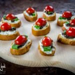 Crostini con feta, olive, pomodorini e basilico