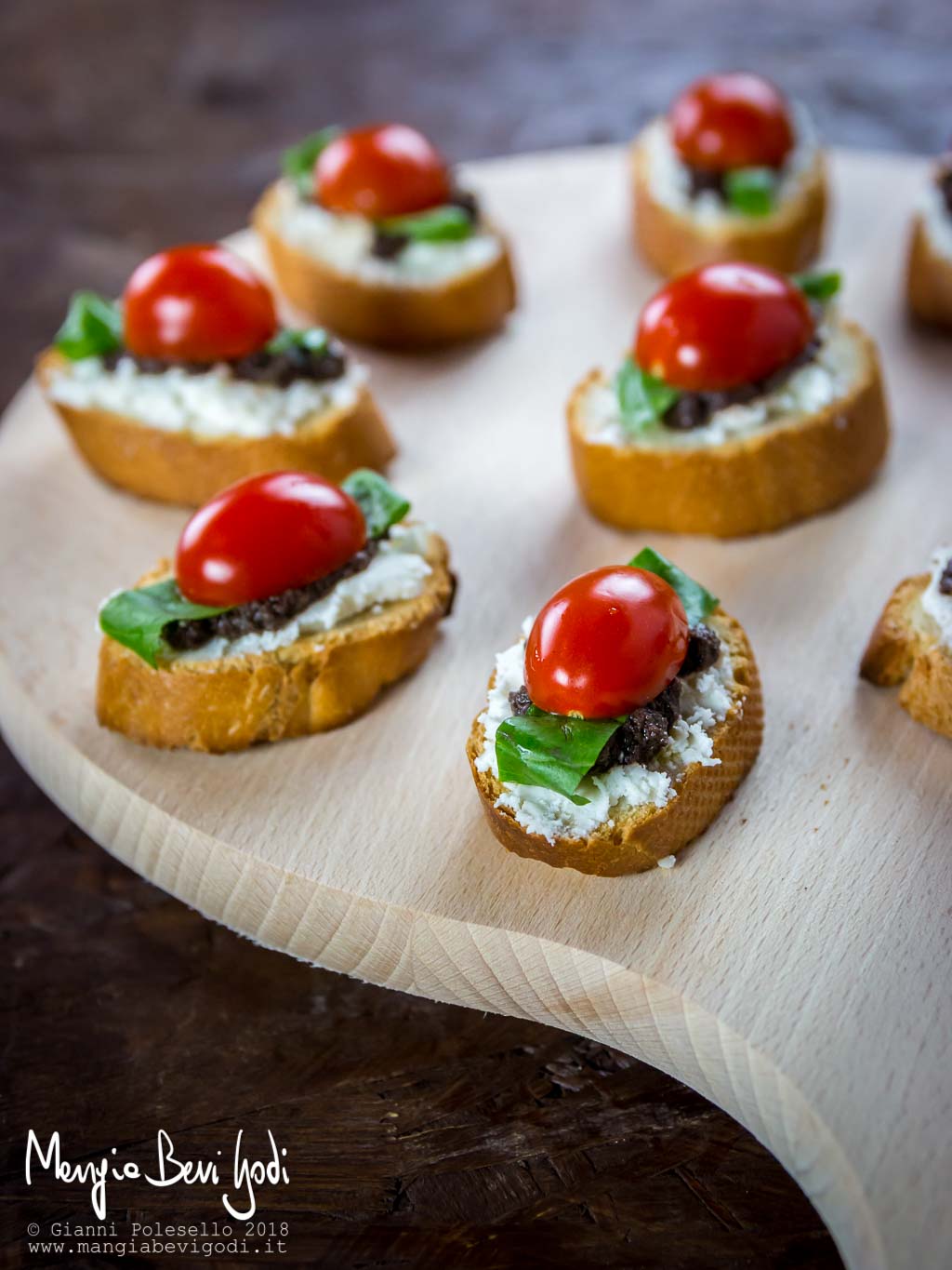 Crostini con feta, olive, pomodorini e basilico