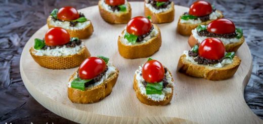 Crostini con feta, olive, pomodorini e basilico