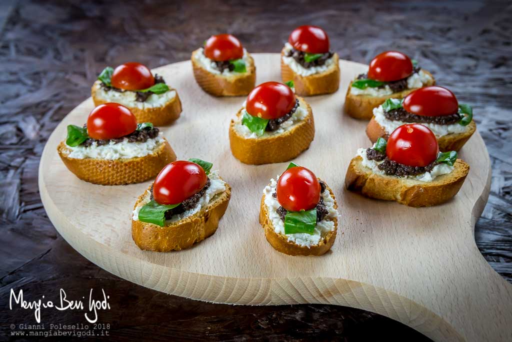 Crostini con feta, olive, pomodorini e basilico